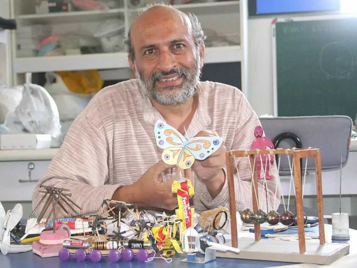 कचरे से खिलौने बनाकर विज्ञान पढ़ाना